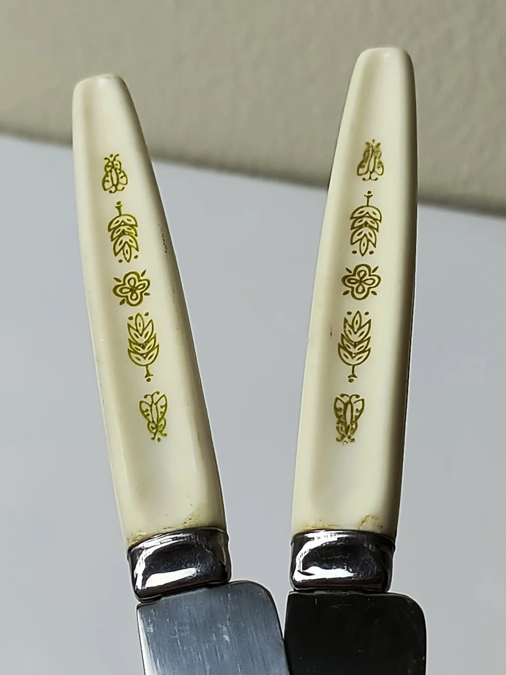 Stainless SteelSet of 2 Vintage Serrated Dinner Knives with Cream Floral Handles
